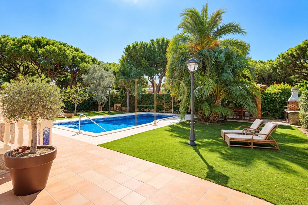 Luxury detached villa for rent in Gavà Mar, fully renovated