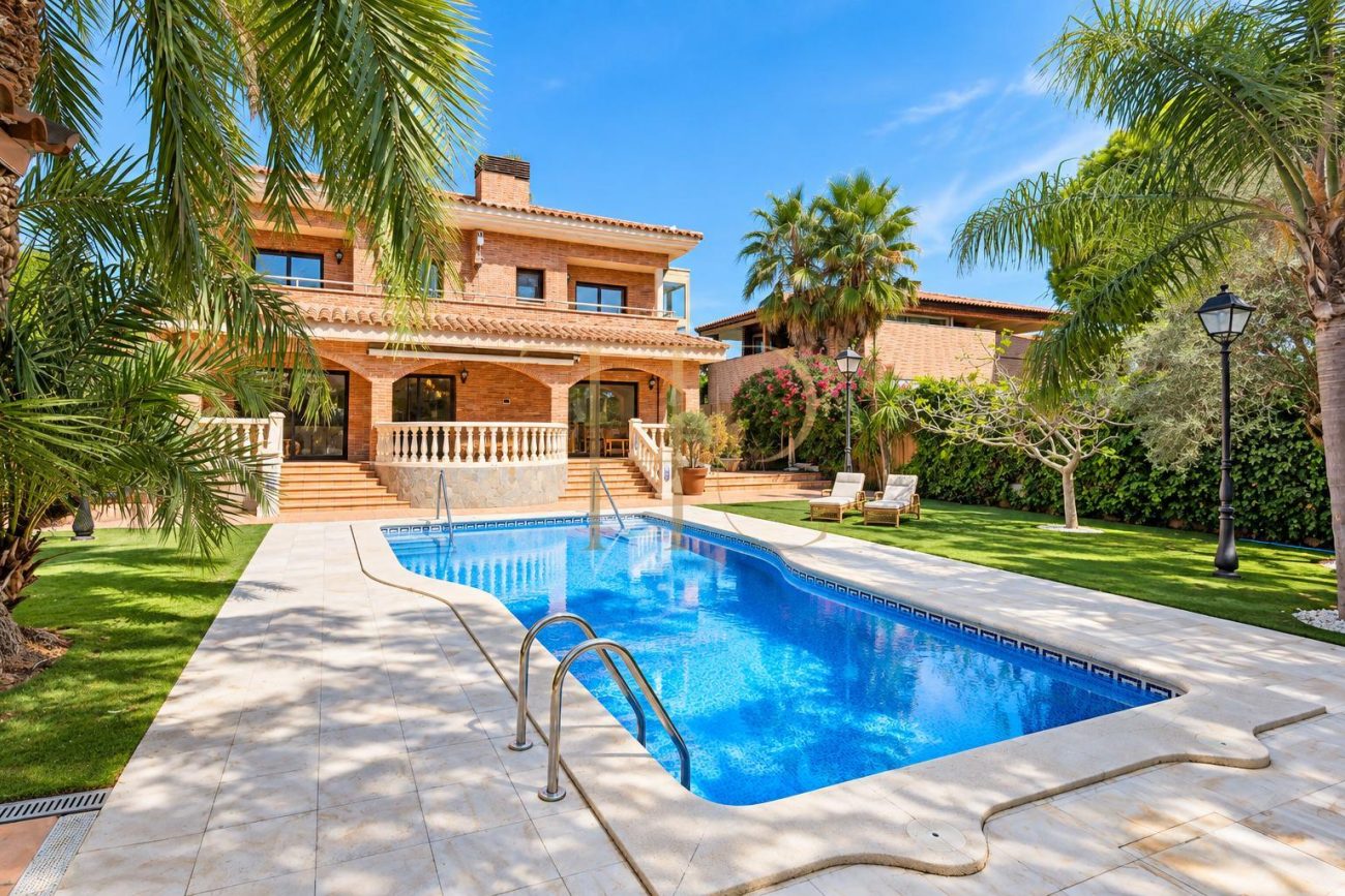 Luxury detached villa for rent in Gavà Mar, fully renovated
