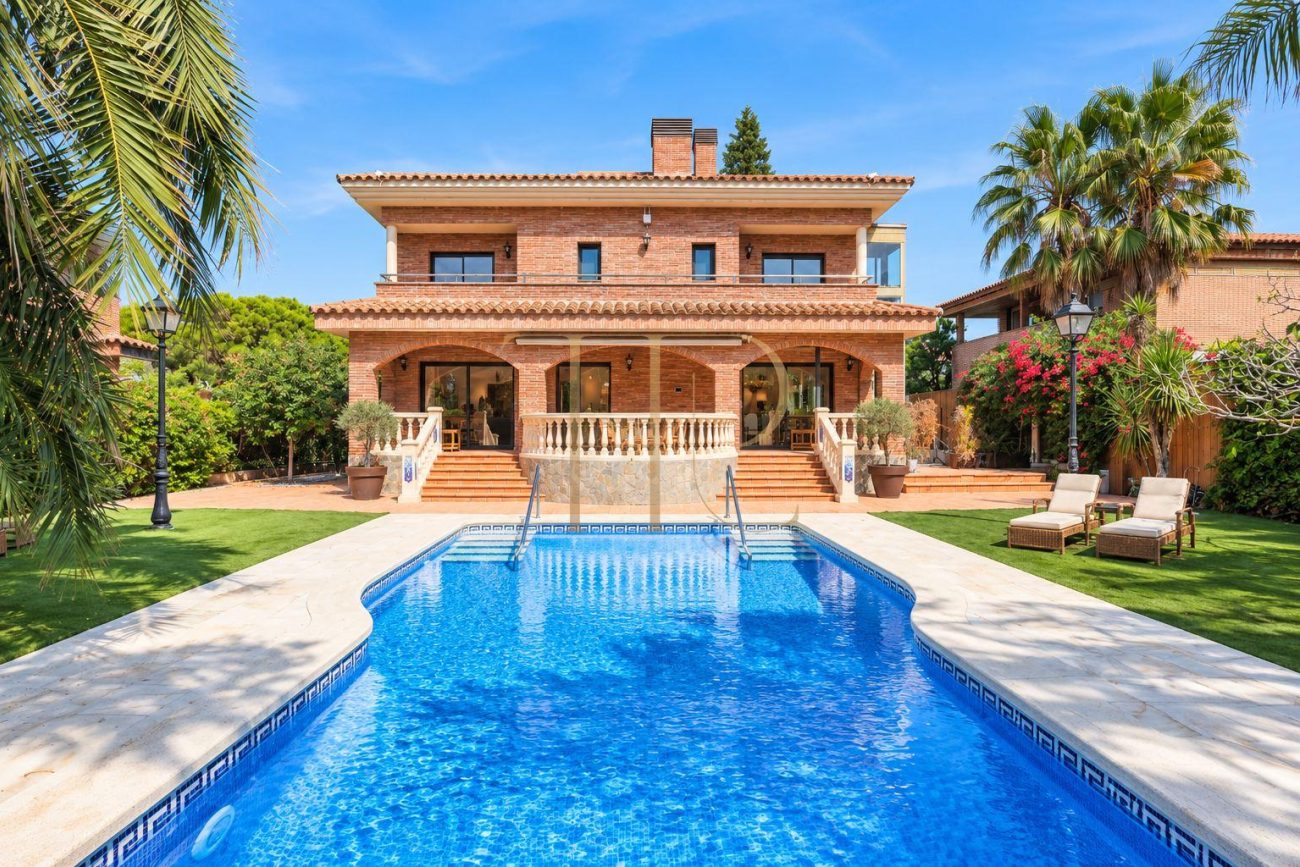 Luxury detached villa for rent in Gavà Mar, fully renovated