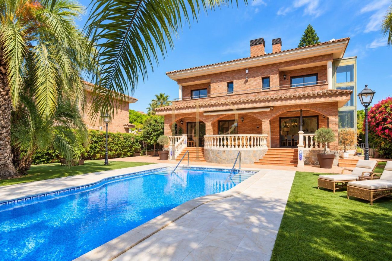 Luxury detached villa for rent in Gavà Mar, fully renovated