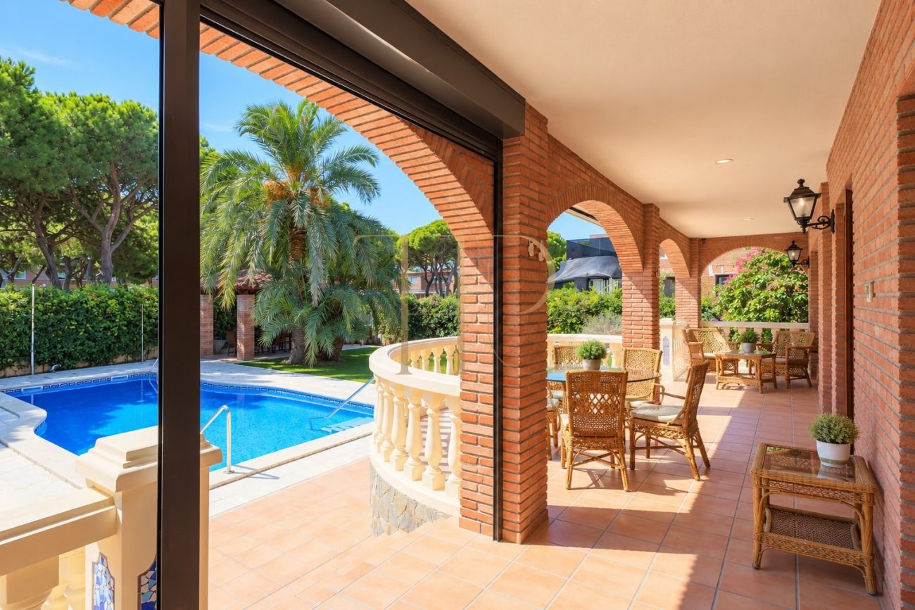 Luxury detached villa for rent in Gavà Mar, fully renovated