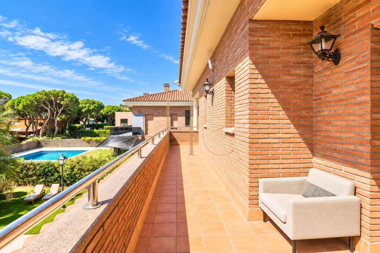 Luxury detached villa for rent in Gavà Mar, fully renovated
