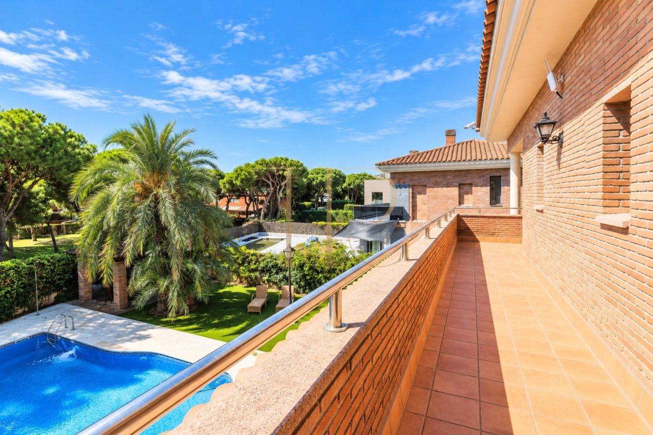 Luxury detached villa for rent in Gavà Mar, fully renovated