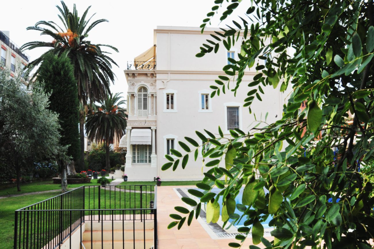Mansion just 30 meters from the beach