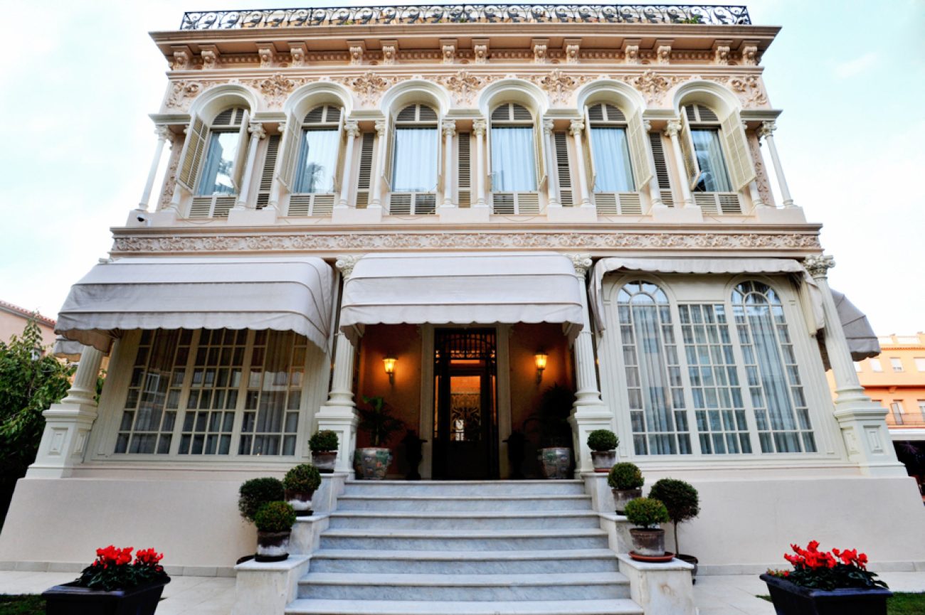 Mansion just 30 meters from the beach