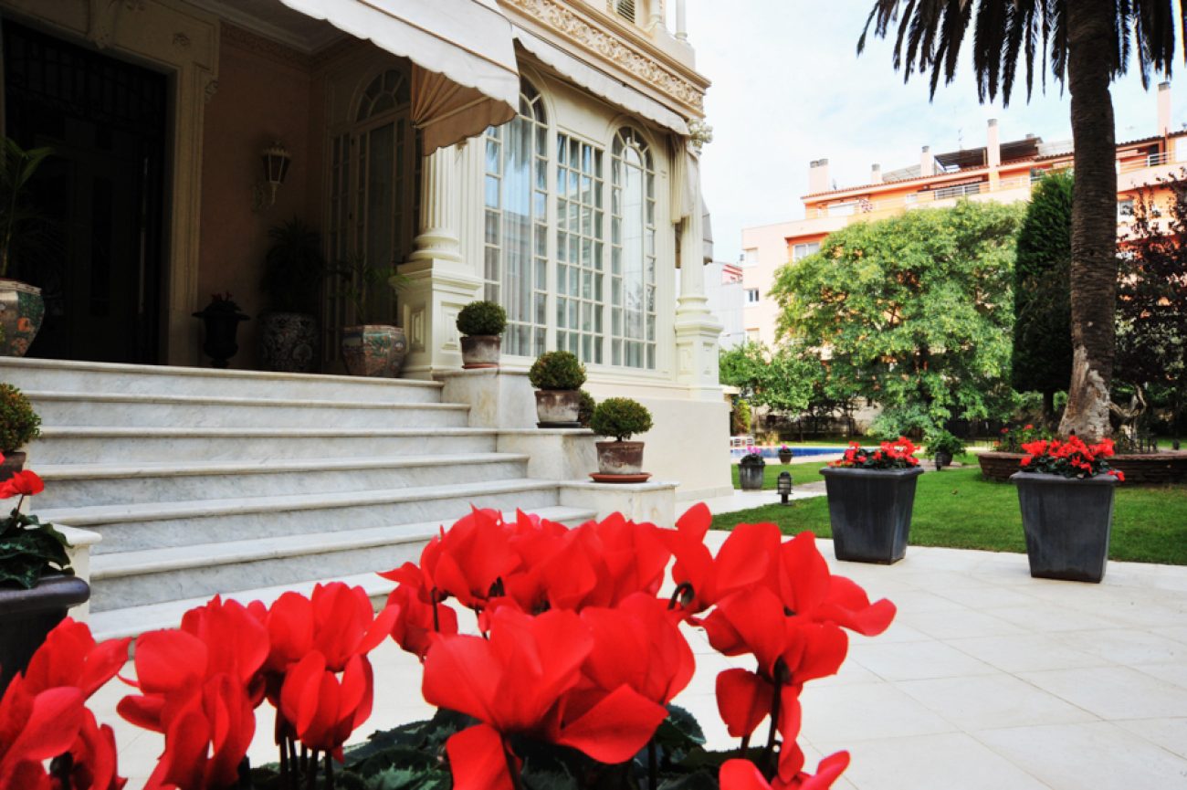 Mansion just 30 meters from the beach