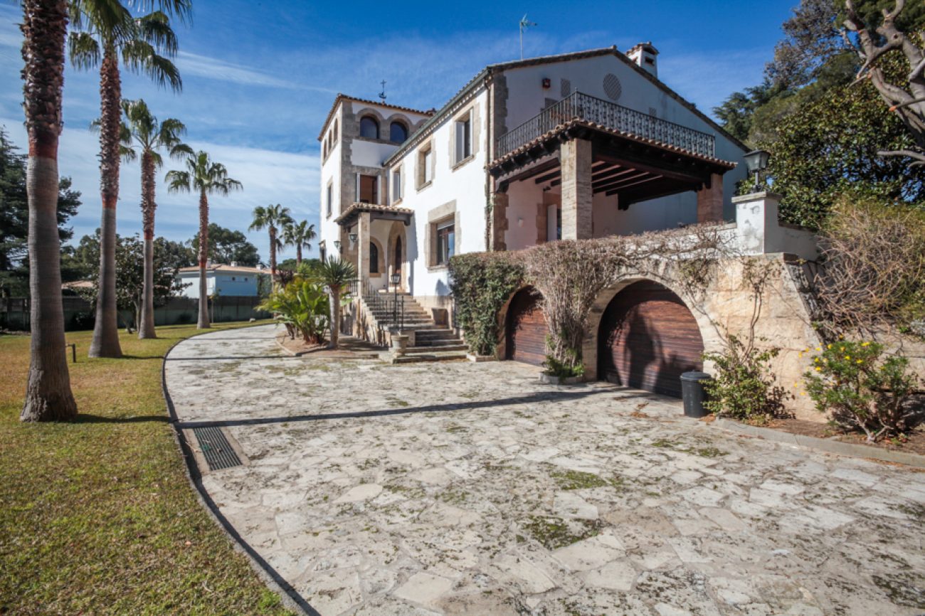 Luxury villa in the elite urbanisation of Sagaro.