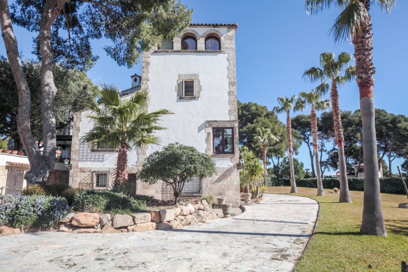 Luxury villa in the elite urbanisation of Sagaro.