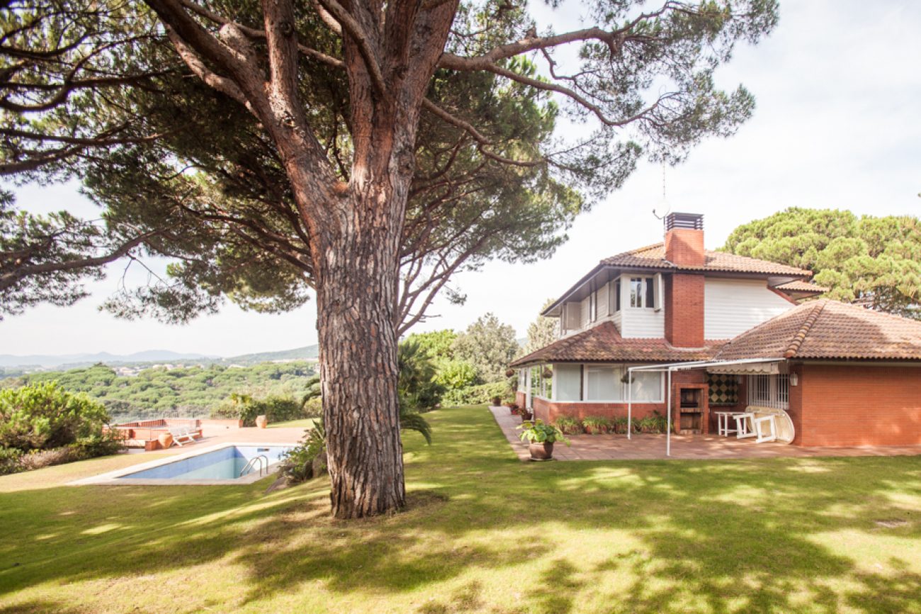 Rustic house in luxurious residential complex close to the beach