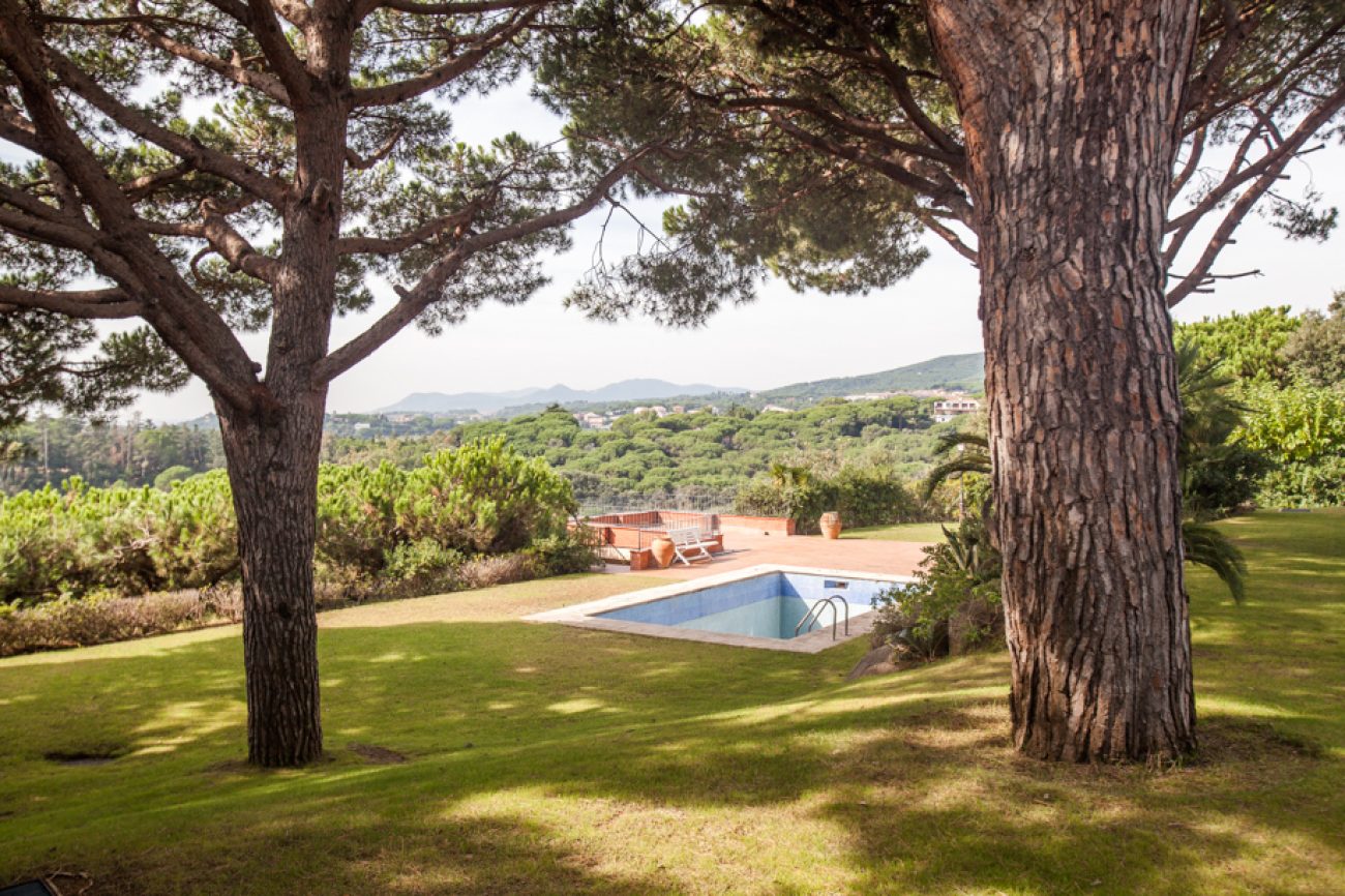 Rustic house in luxurious residential complex close to the beach