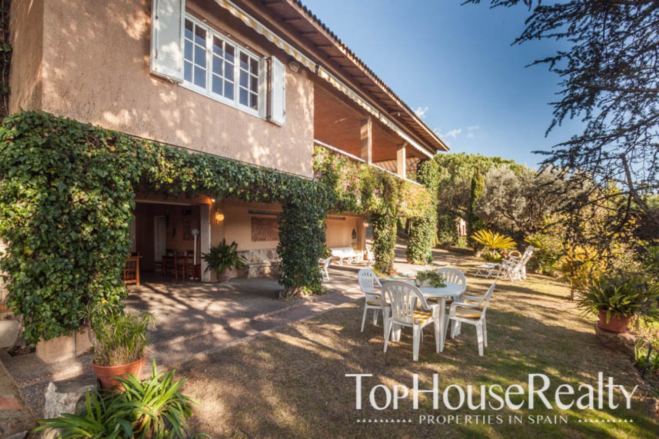 Home with pool and sea views in ALELLA