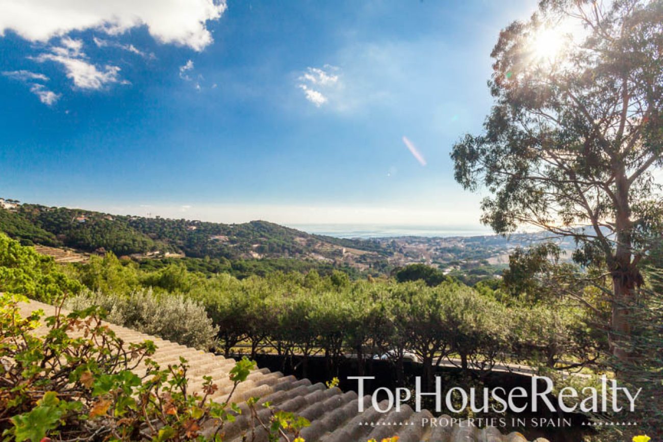 Home with pool and sea views in ALELLA