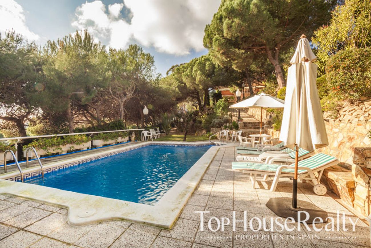 Home with pool and sea views in ALELLA