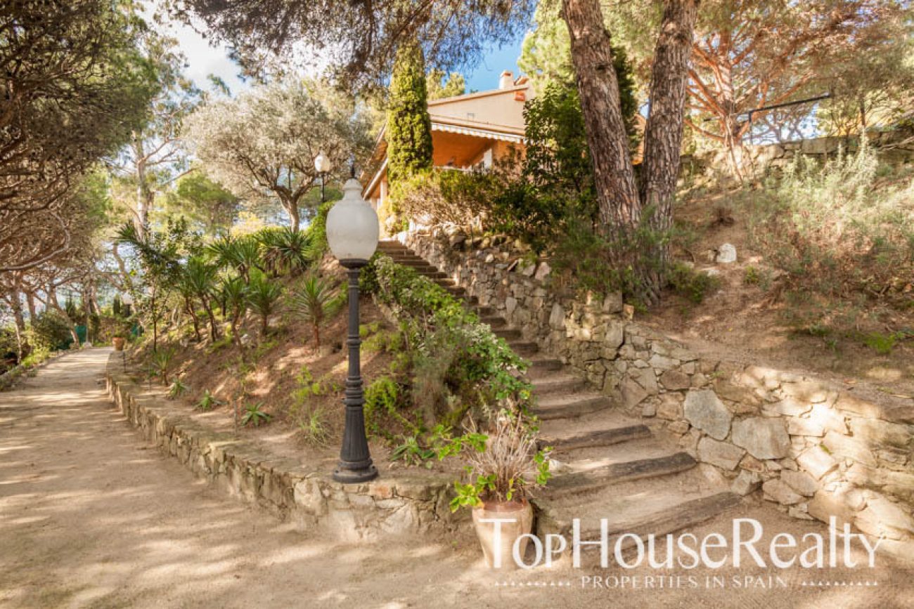 Home with pool and sea views in ALELLA