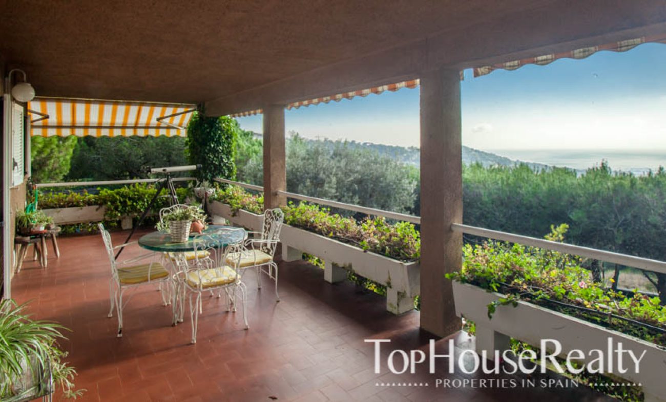 Home with pool and sea views in ALELLA