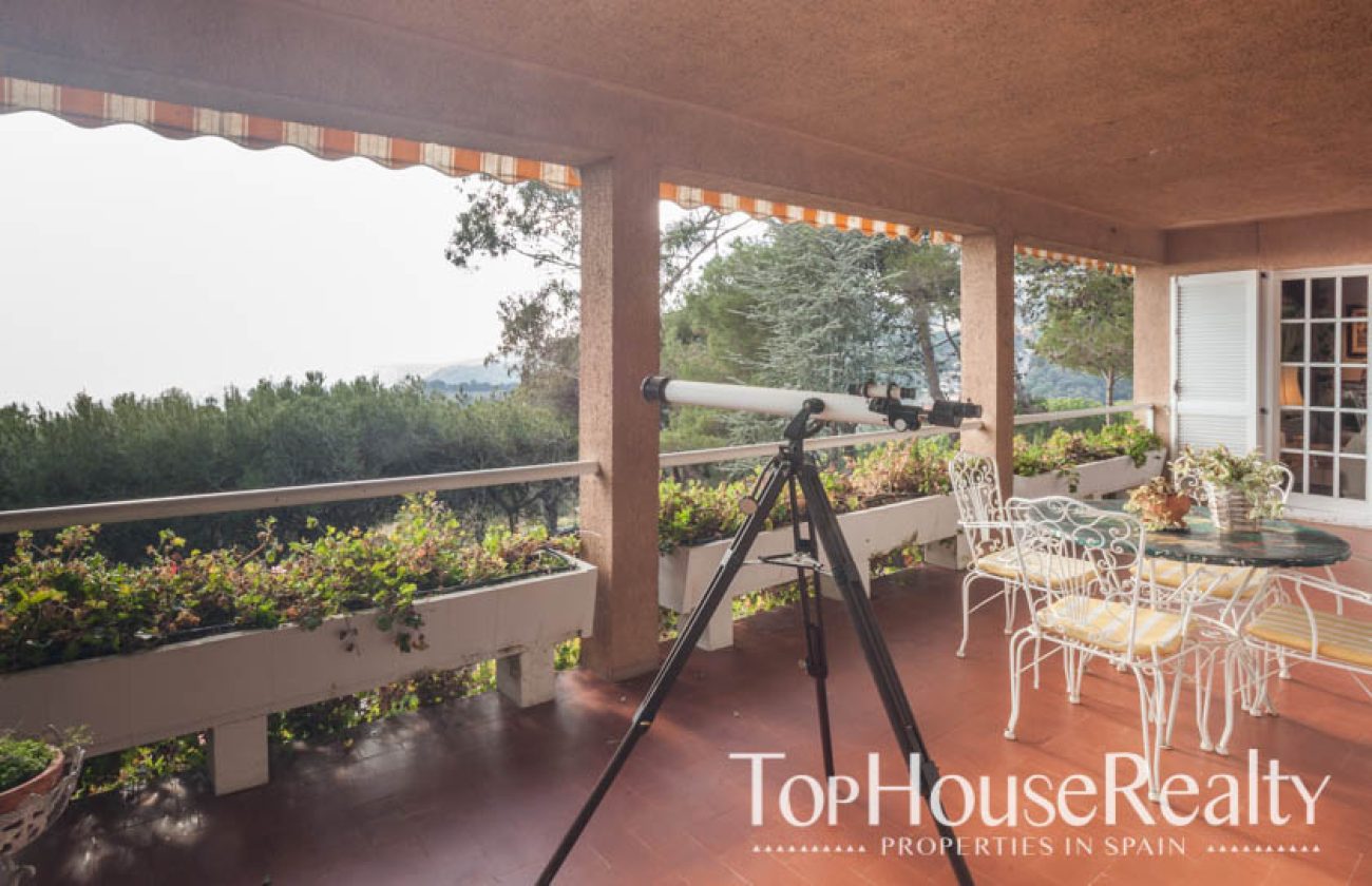 Home with pool and sea views in ALELLA