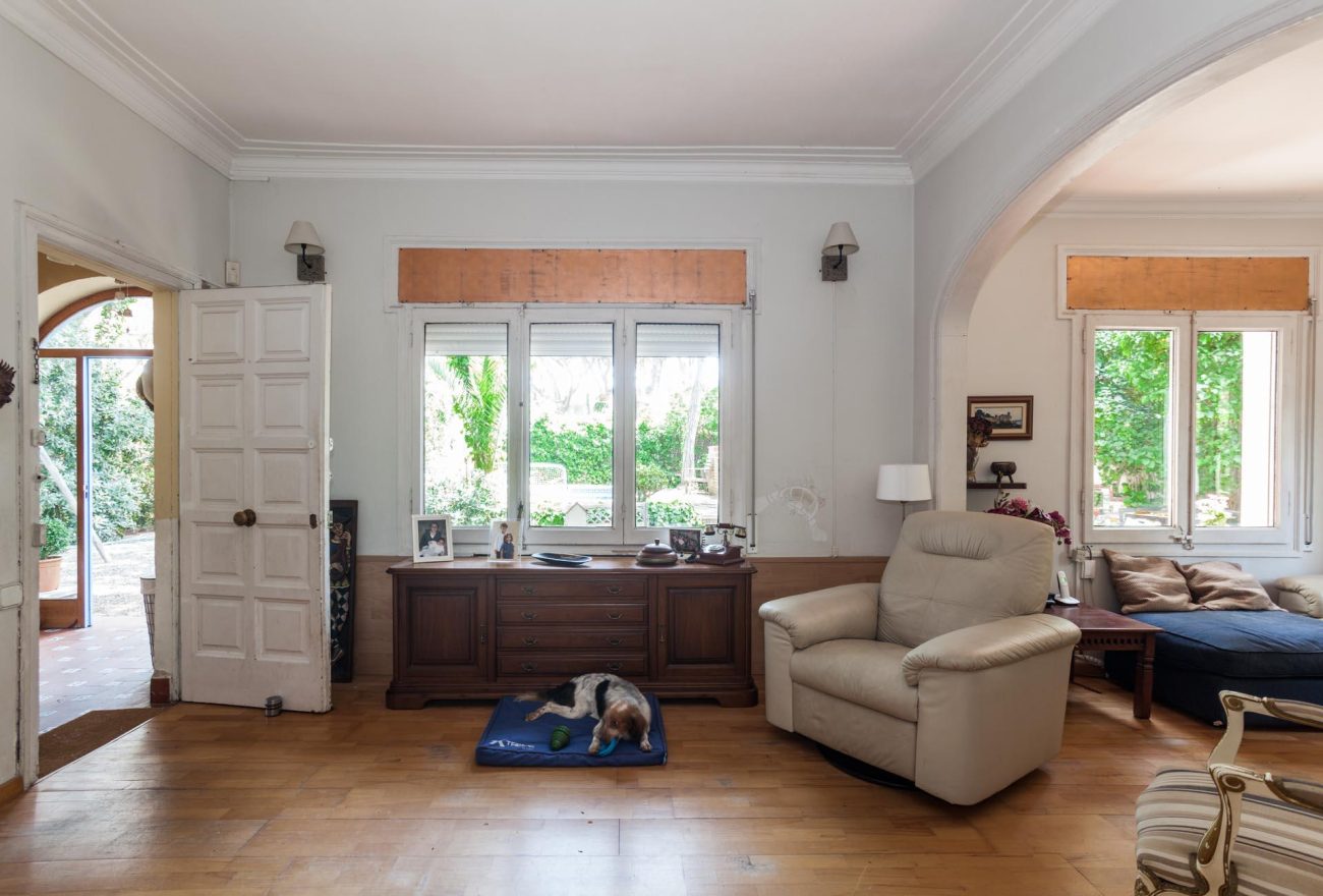 Exceptional plot with a cosy house in Castelldefels Playa