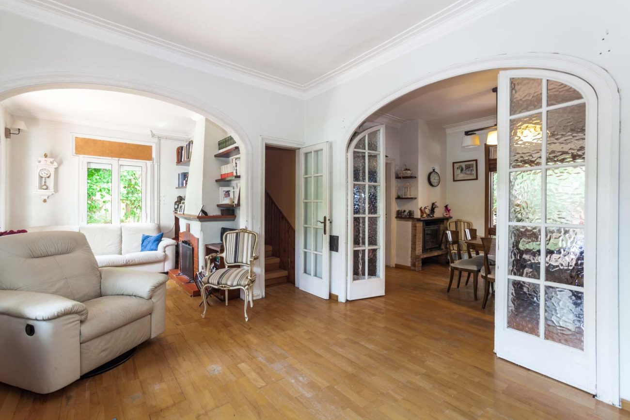 Exceptional plot with a cosy house in Castelldefels Playa