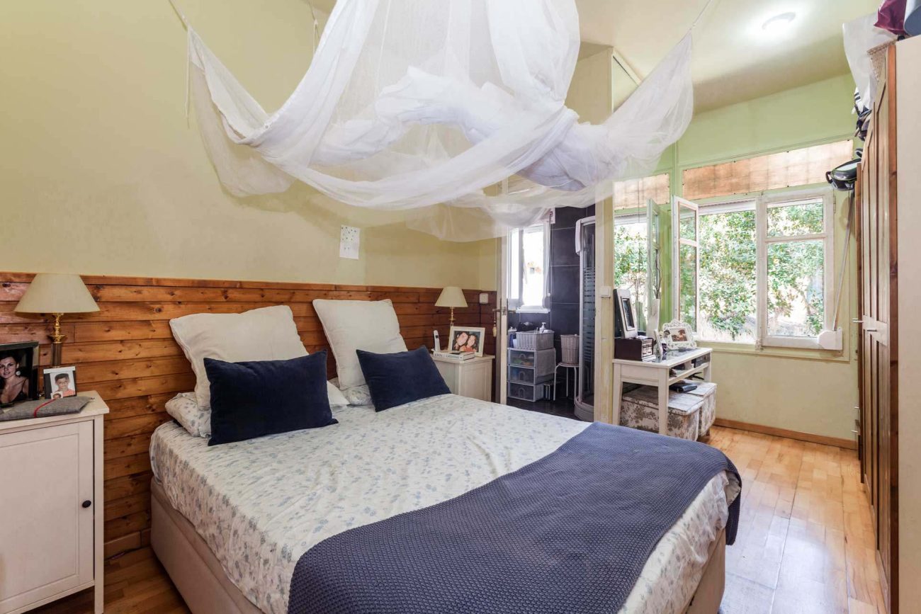 Exceptional plot with a cosy house in Castelldefels Playa