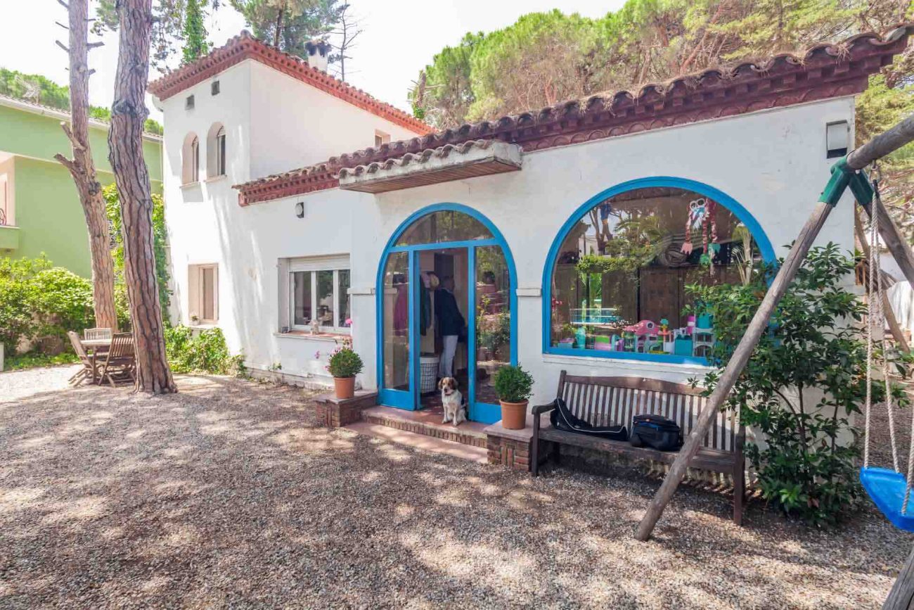 Exceptional plot with a cosy house in Castelldefels Playa