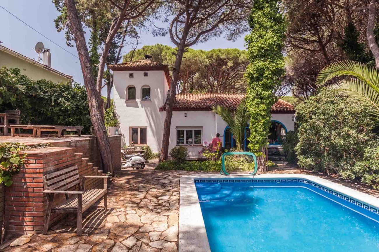 Exceptional plot with a cosy house in Castelldefels Playa