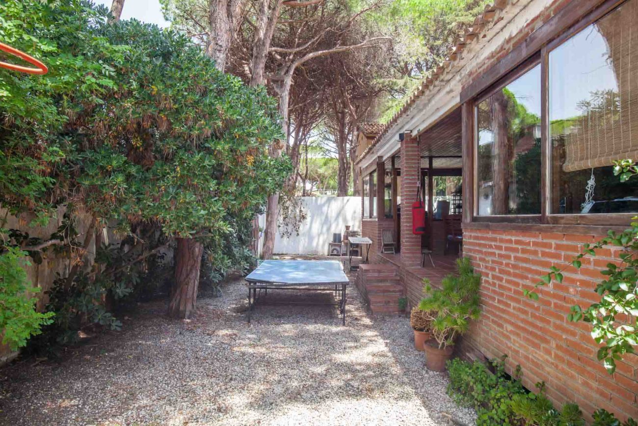 Exceptional plot with a cosy house in Castelldefels Playa