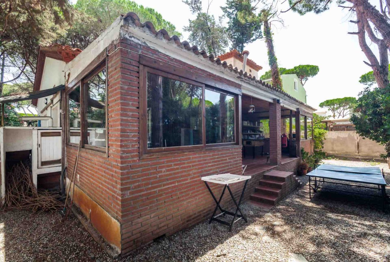 Exceptional plot with a cosy house in Castelldefels Playa
