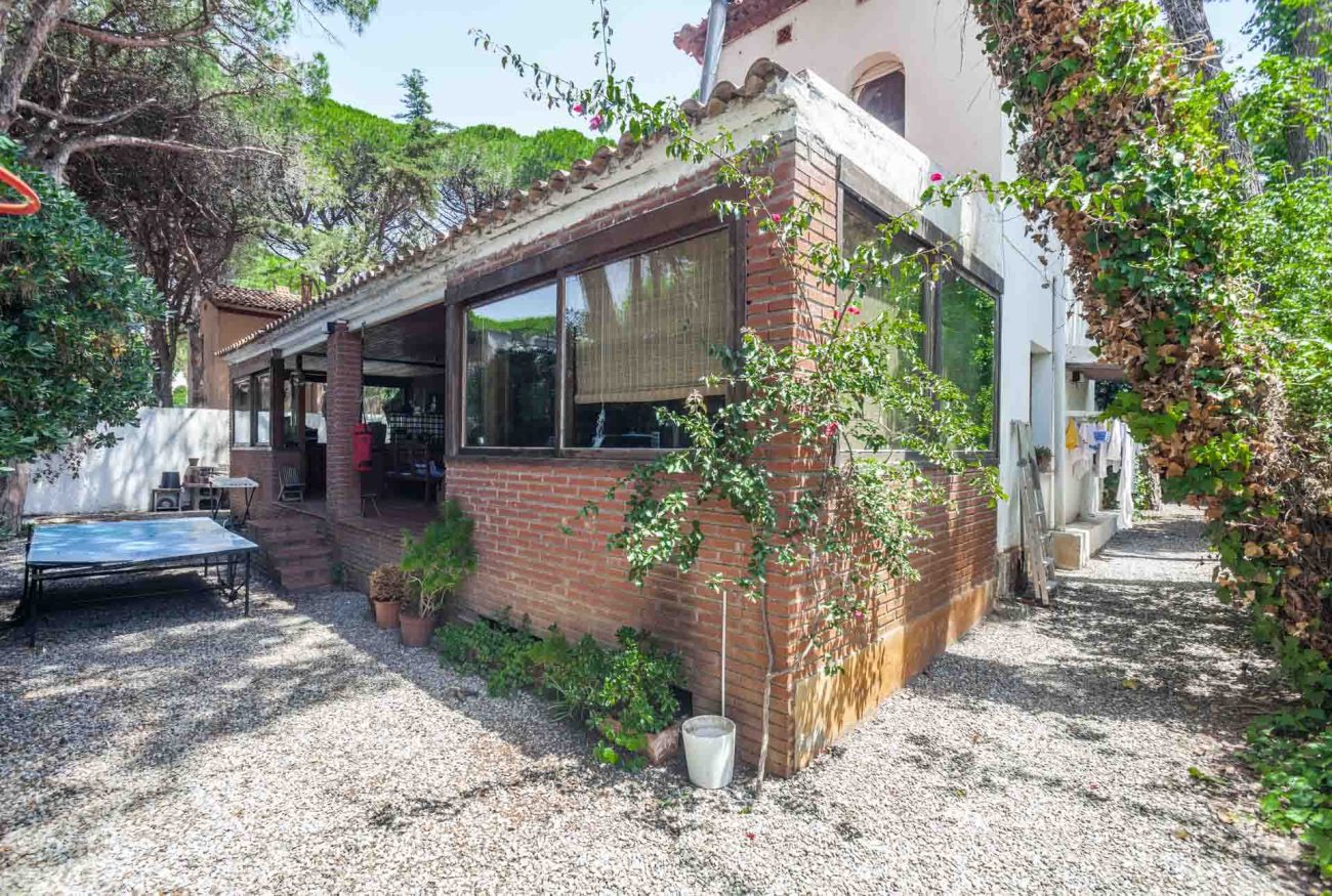 Exceptional plot with a cosy house in Castelldefels Playa
