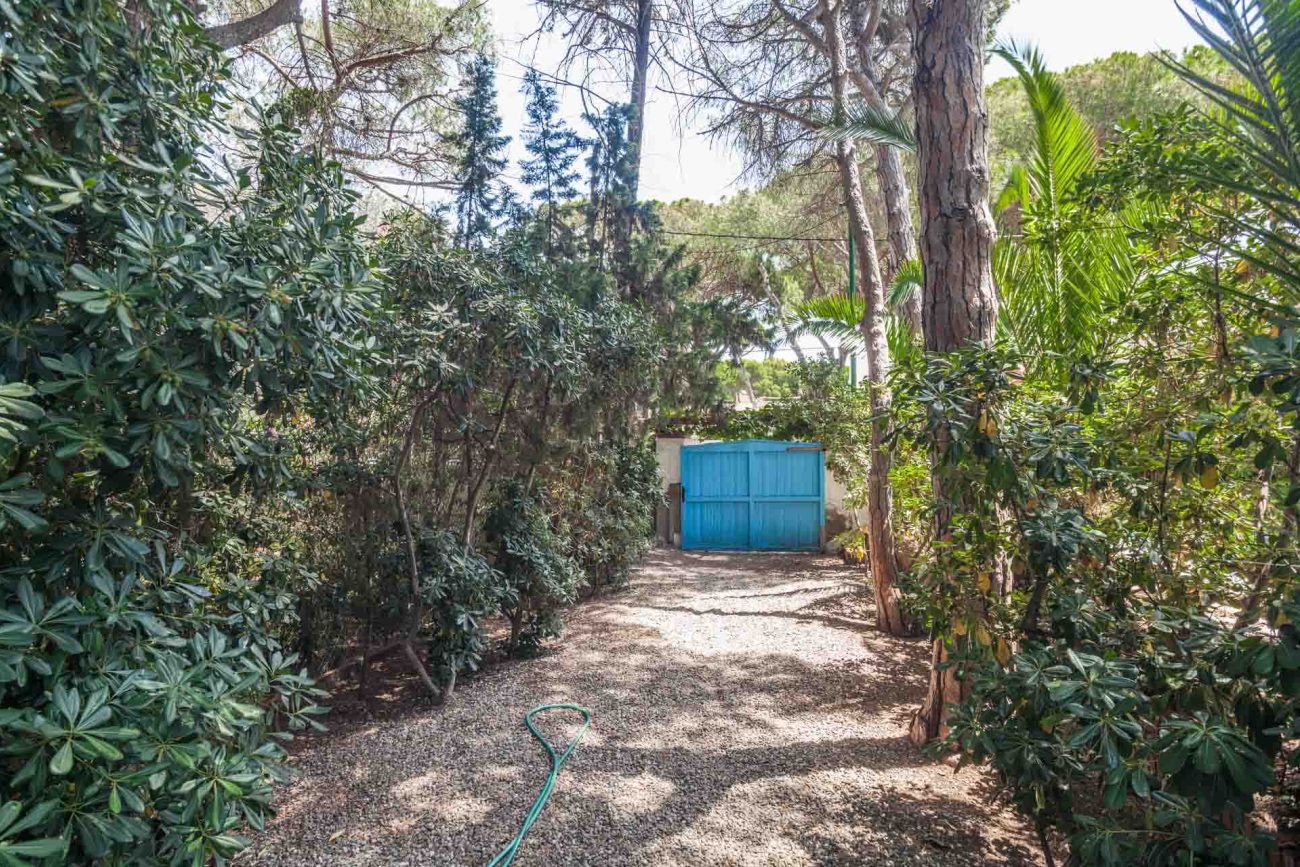 Exceptional plot with a cosy house in Castelldefels Playa