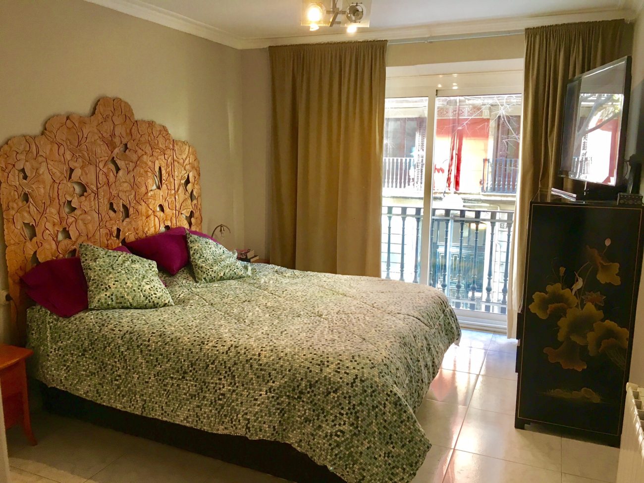 Big flat in the historic centre of Barcelona
