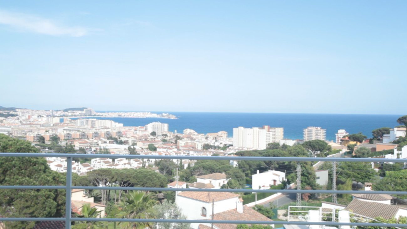 Villa with panoramic views of the sea and the city