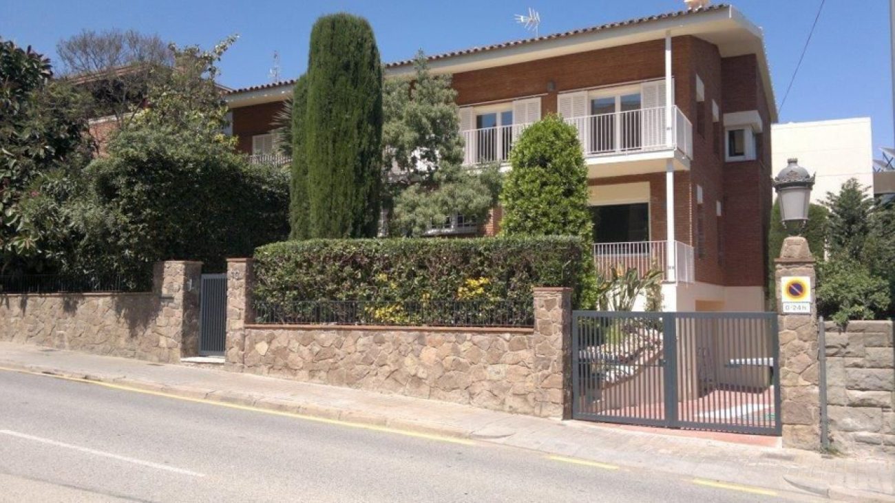 Big hose for sale in one of the most prestigious areas of Barcelona