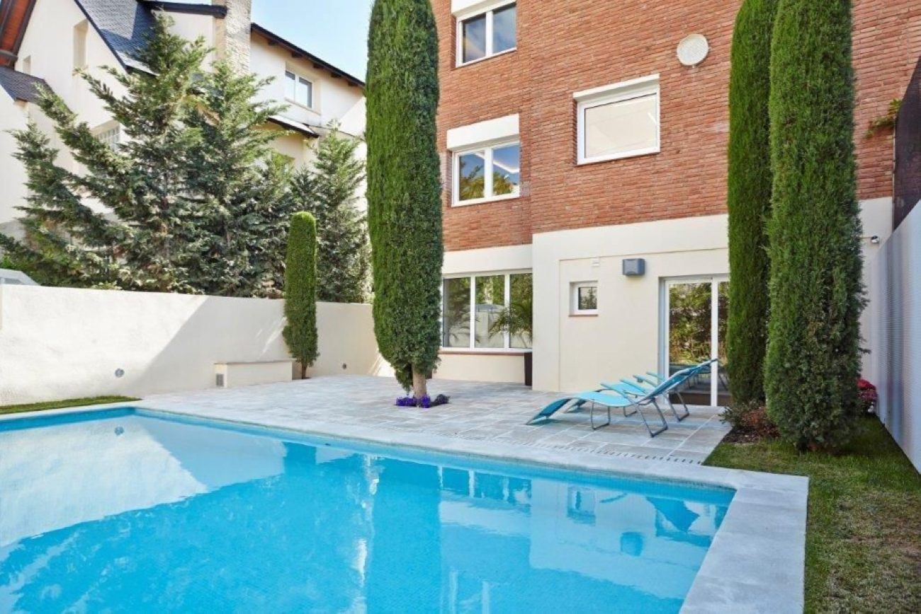 Big hose for sale in one of the most prestigious areas of Barcelona