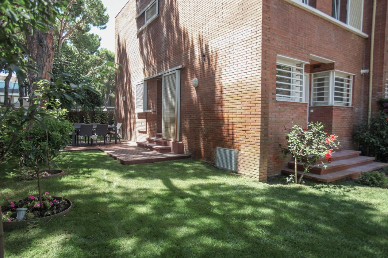 Exclusive townhouse in Gava Mar for rent