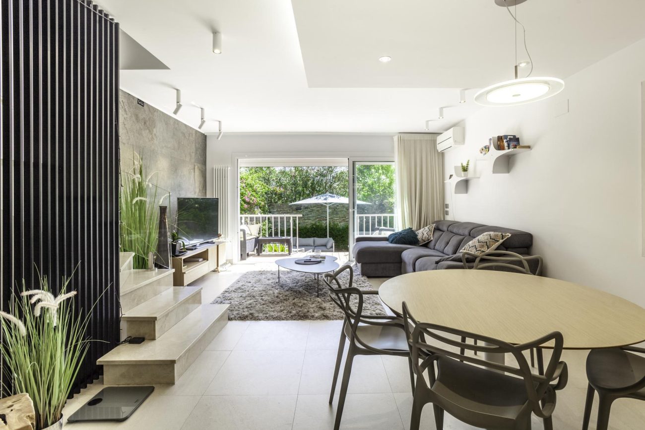 Newly refurbished townhouse at the first sea line