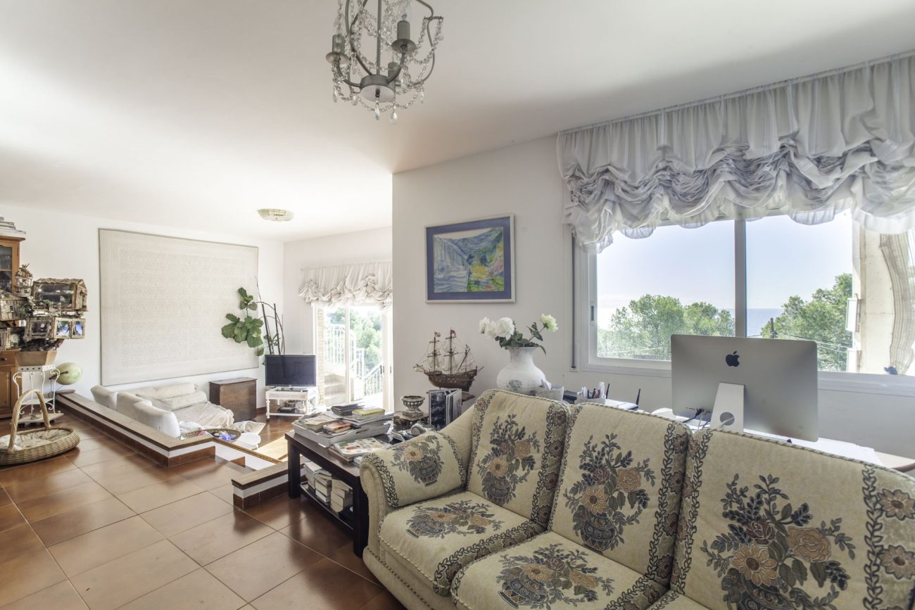House in the best mountain area of Castelldefels