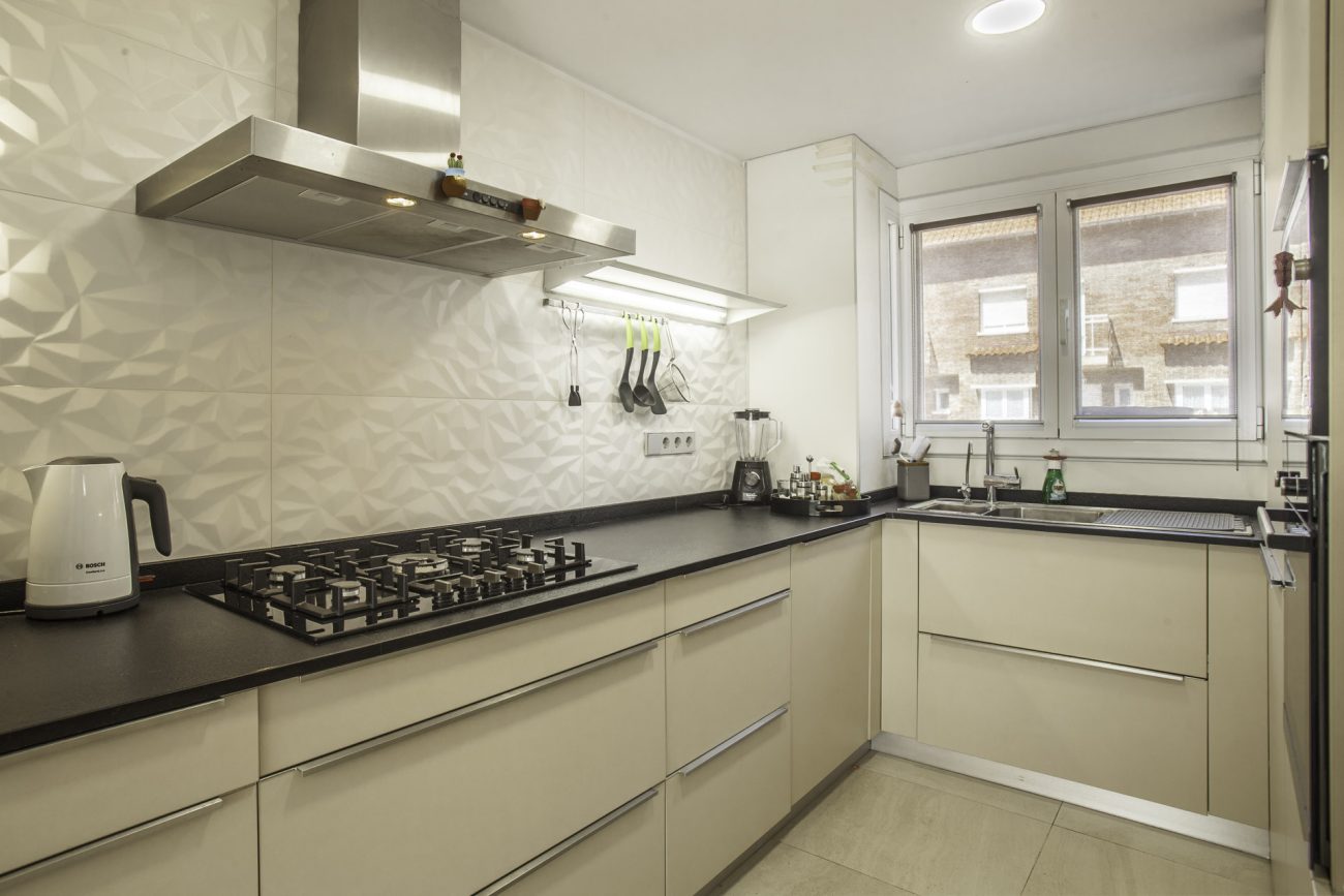 Newly refurbished townhouse at the first sea line