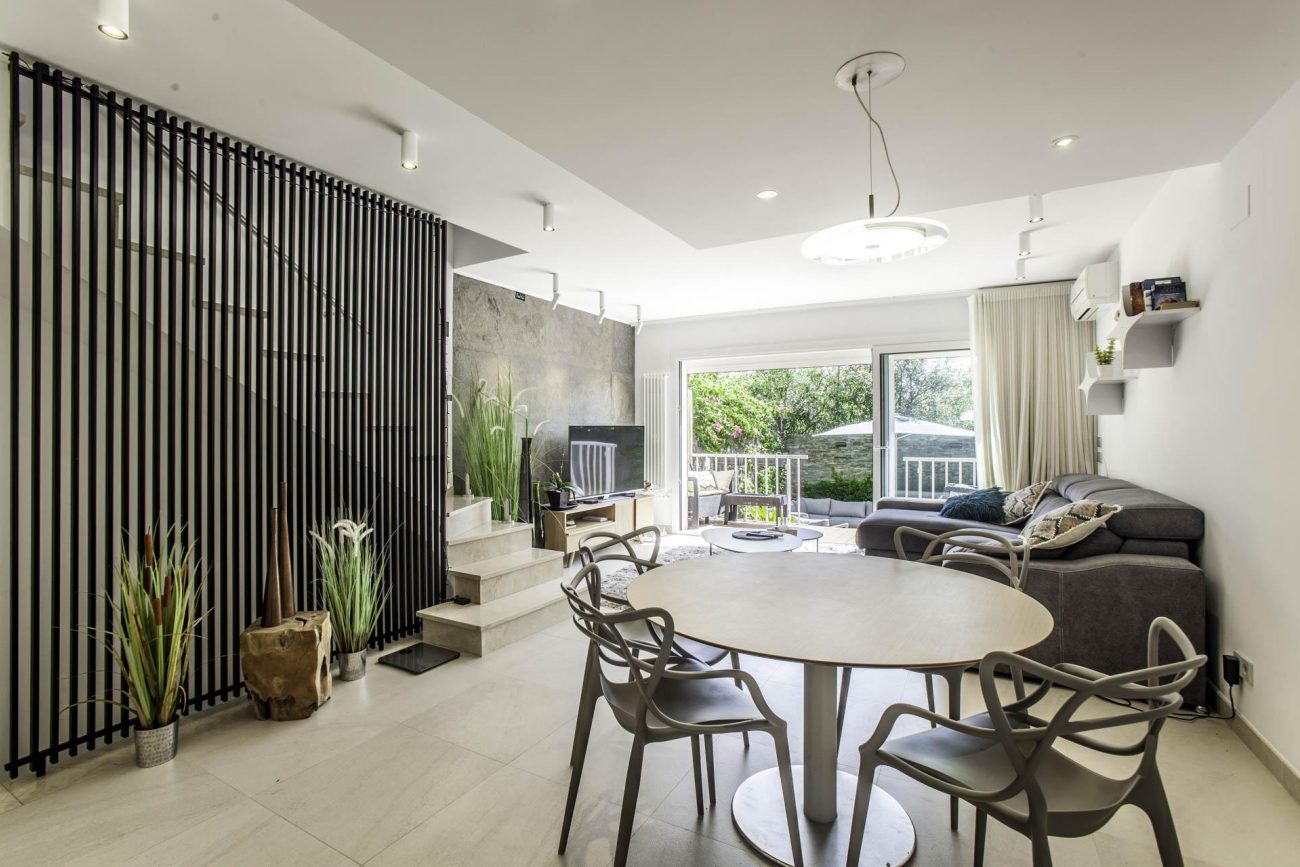 Newly refurbished townhouse at the first sea line