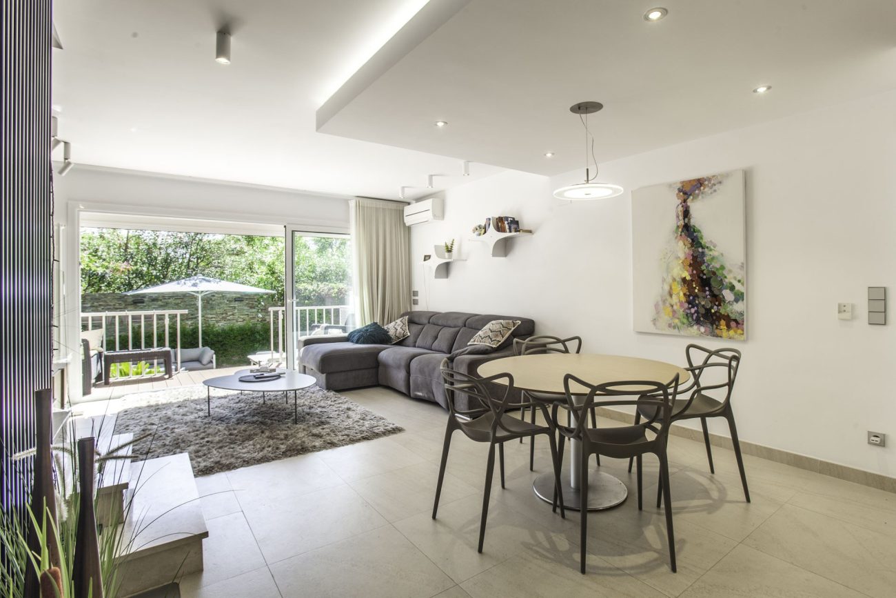 Newly refurbished townhouse at the first sea line
