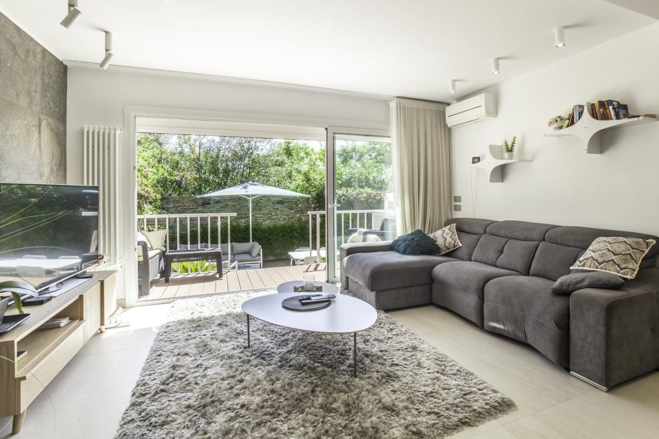 Newly refurbished townhouse at the first sea line