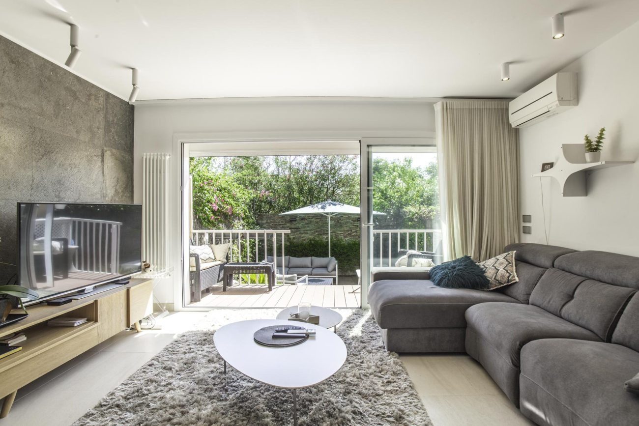 Newly refurbished townhouse at the first sea line