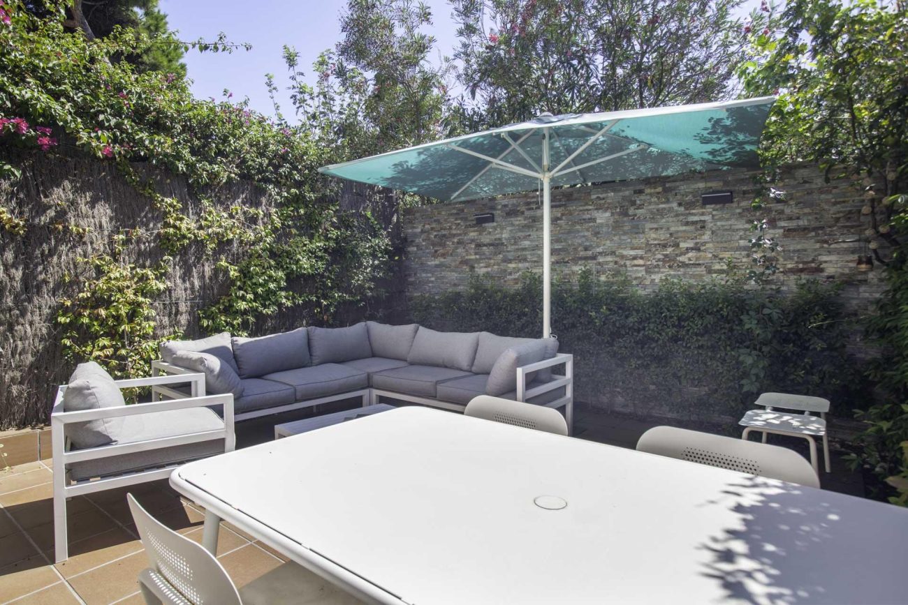Newly refurbished townhouse at the first sea line