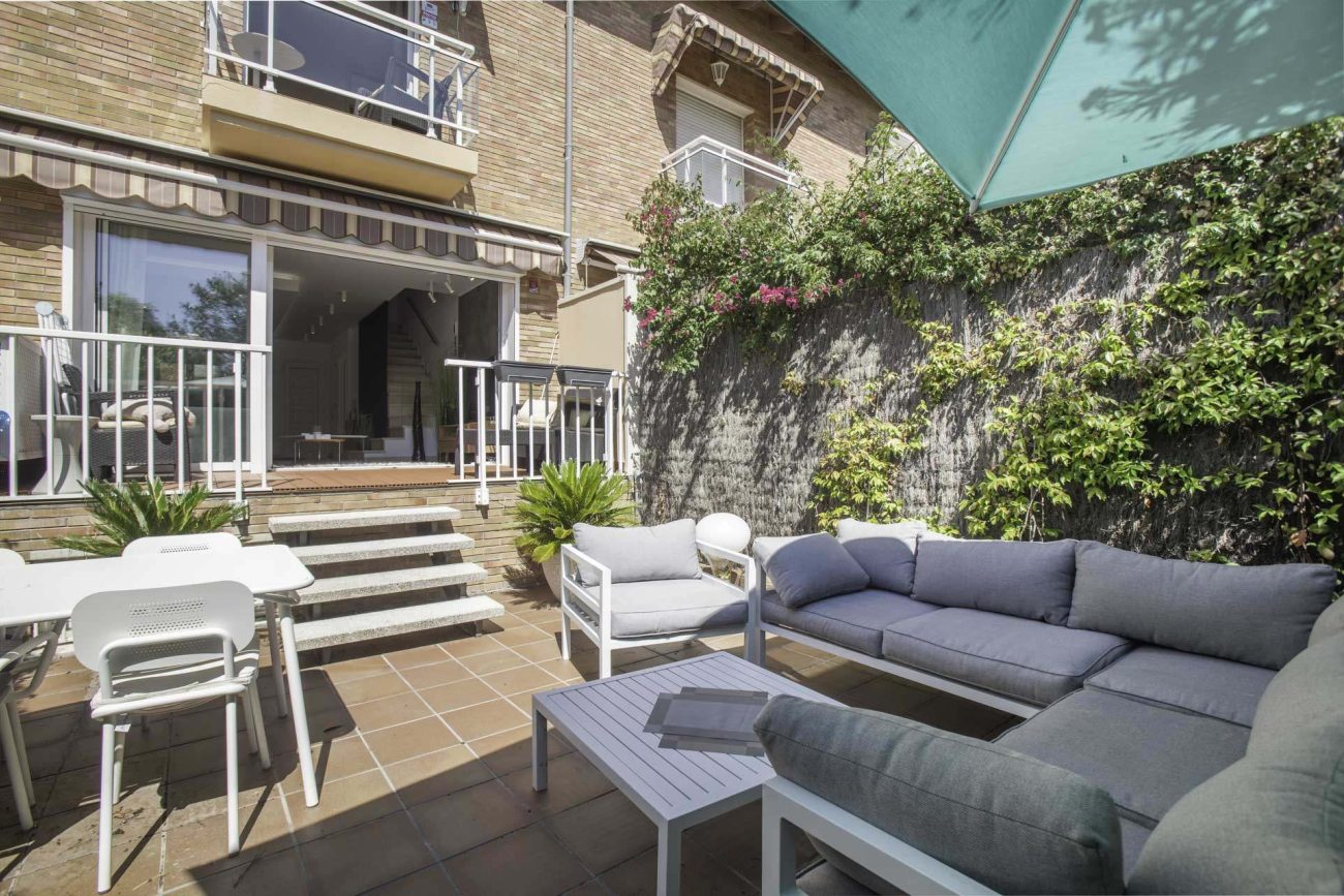 Newly refurbished townhouse at the first sea line