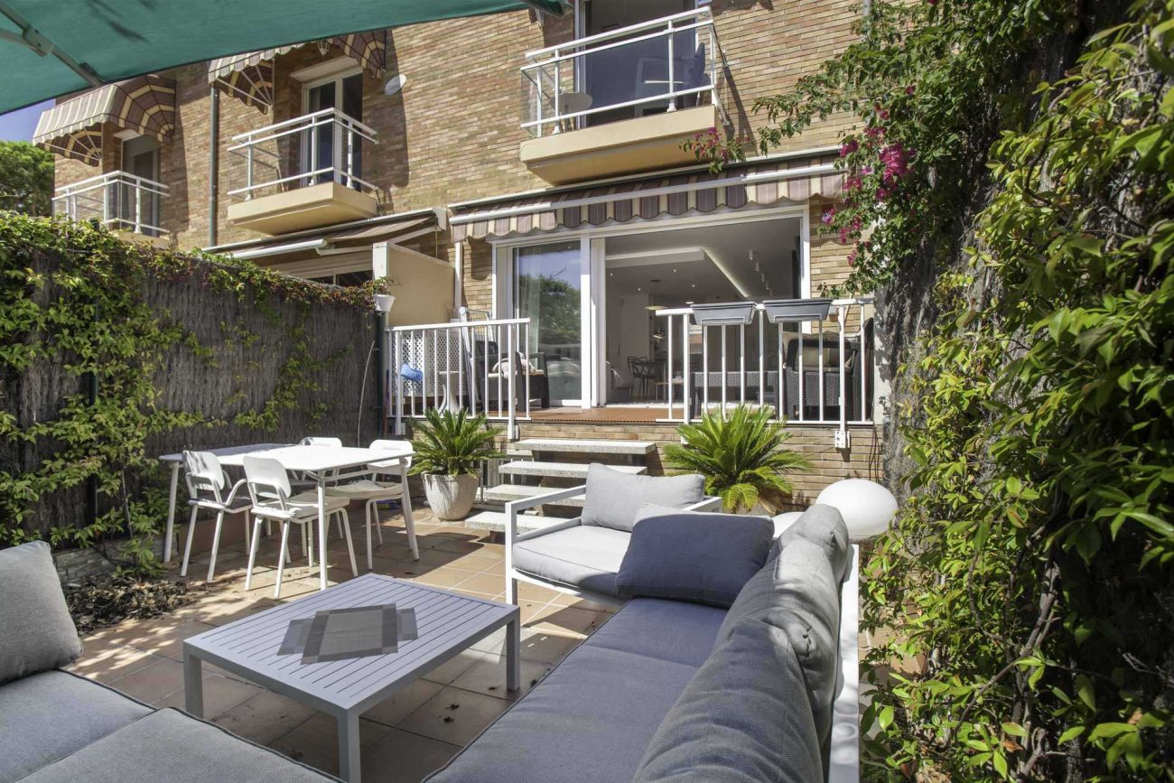 Newly refurbished townhouse at the first sea line