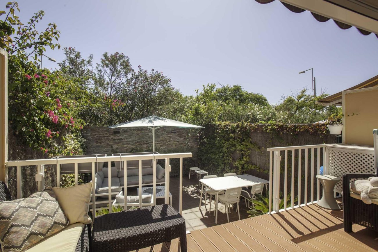 Newly refurbished townhouse at the first sea line