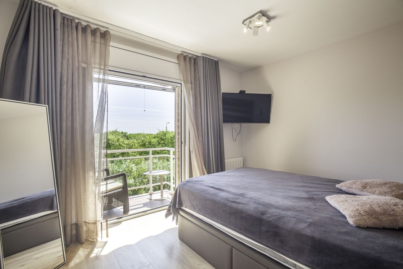 Newly refurbished townhouse at the first sea line