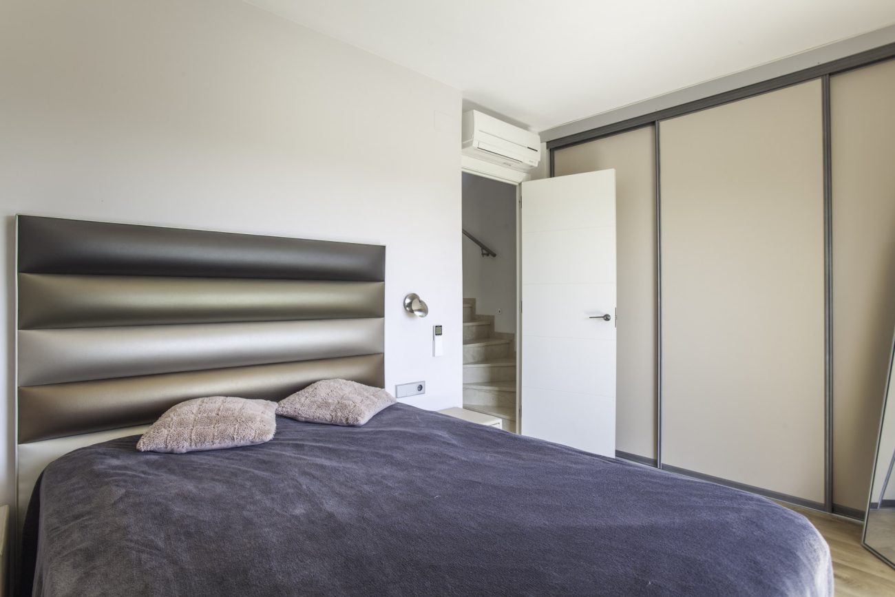 Newly refurbished townhouse at the first sea line