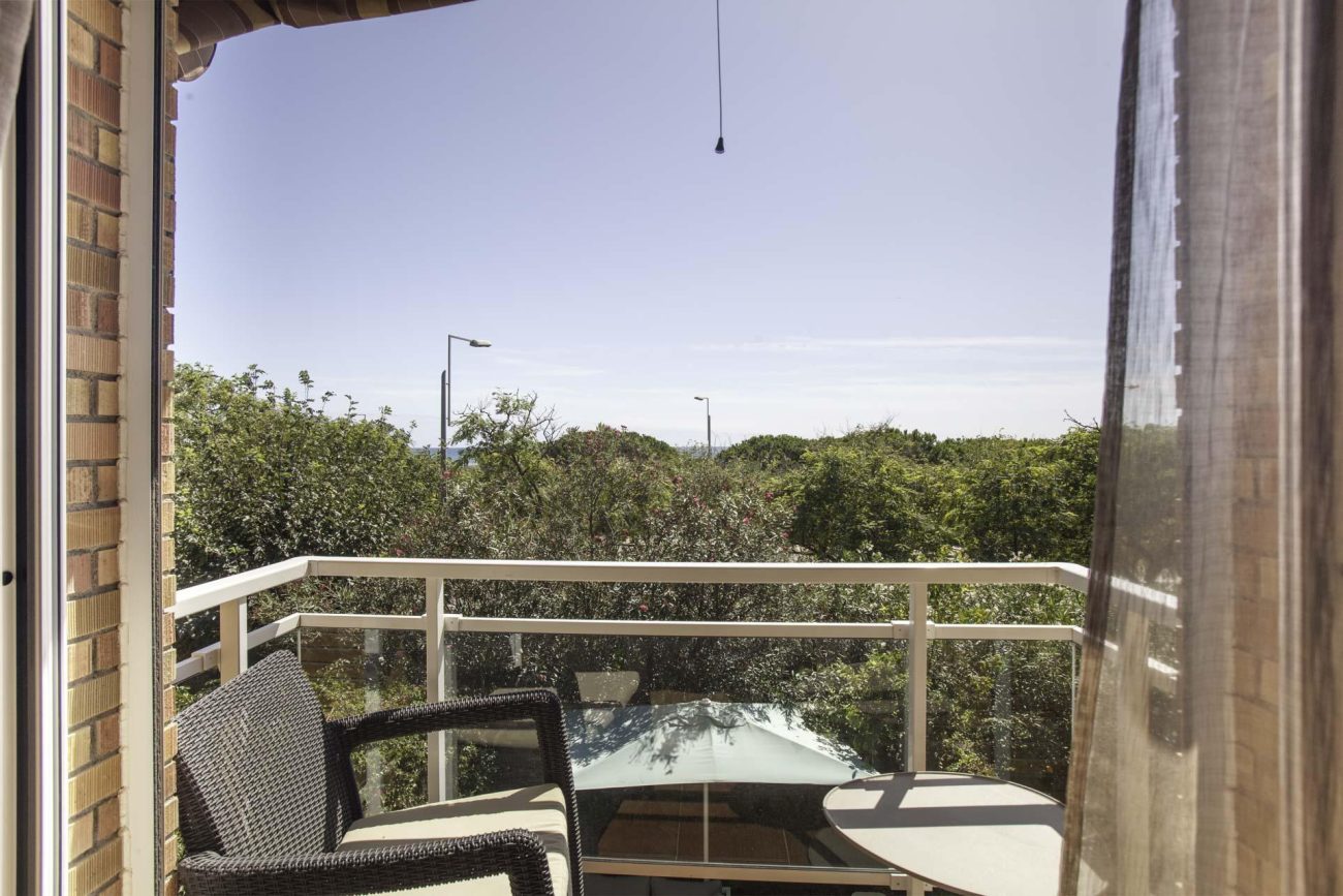 Newly refurbished townhouse at the first sea line