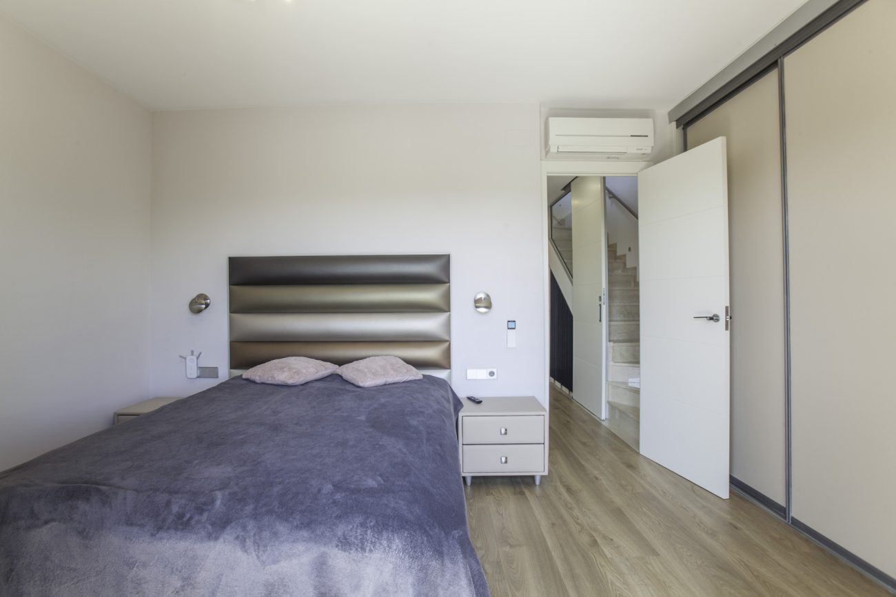 Newly refurbished townhouse at the first sea line