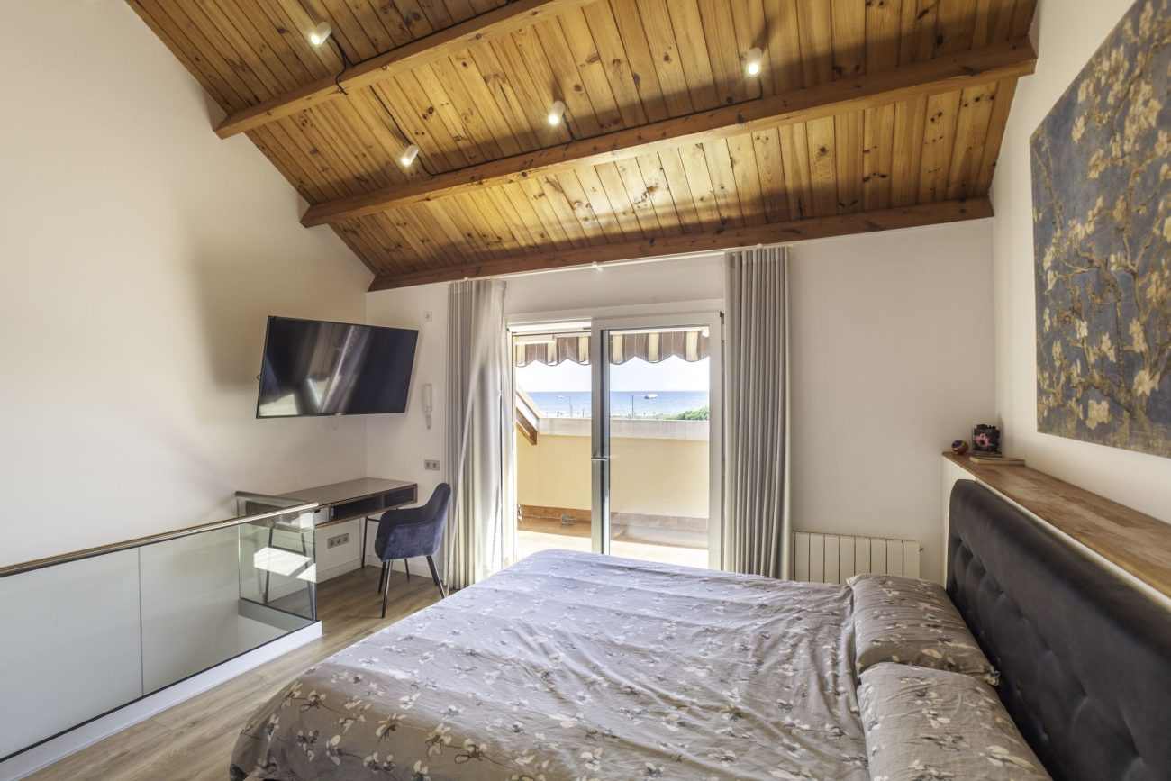 Newly refurbished townhouse at the first sea line